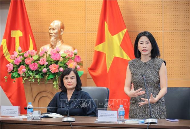 Bà Nguyễn Thanh Giang, đồng sáng lập & CEO Vietnam Brand Purpose giới thiệu chi tiết về Diễn đàn và Giải thưởng Việt Nam Rồng Xanh. Ảnh: Hoàng Hiếu - TTXVN
